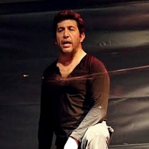 Emre Kınay’ın solo performansı ile sahnelenen tek kişilik tiyatro oyunu