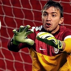 Galatasaray’ın başarılı file bekçisi Muslera, bir süredir birlikte olduğu sevgilisi