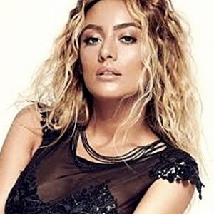 Yonca Evcimik’ in 90’ lı yıllarda seslendirdiği ‘Cesaretim Yok’ adlı