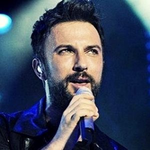 Ünlülerin evlilik sonrası yaşadıkları hayran kaybetme korkusu Tarkan’ın başına geldi.