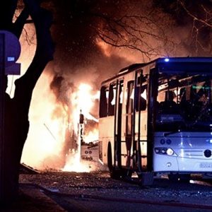 Ünlüler içimizi yakan terör saldırısından sonra baş sağlığı mesajları yayınladı.