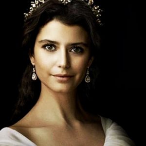 Oyuncu Beren Saat’in hayranları dizinin reklamını yapmak için sosyal medyada