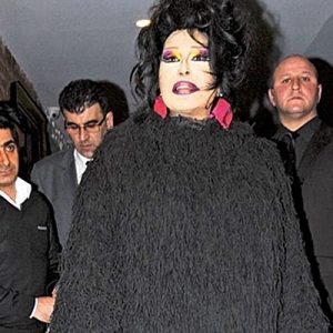 Kalamış Paysage Restoran’da sahne alan Bülent Ersoy, sözleriyle yine çok