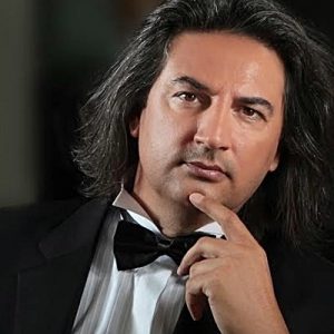 90’lı yılların pop müziğine damga vuran isimlerin başında gelen Çelik,