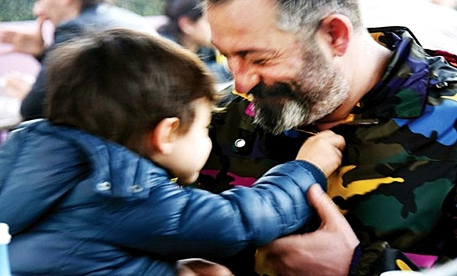 Cem Yılmaz, önceki gün abisi ve arkadaşlarıyla Bebek Kahve’deydi. İlerleyen