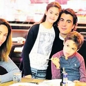 Yıllara meydan okuyan çift, çocuklarıyla objektiflere yakalandı. Demet Şener Kutluay
