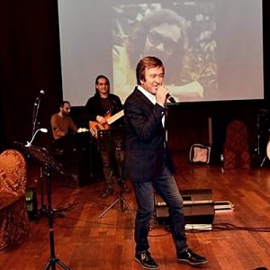 Cem Karaca, Beşiktaş Belediyesi tarafından düzenlenen Ustalara Saygı gecesinde muhteşem