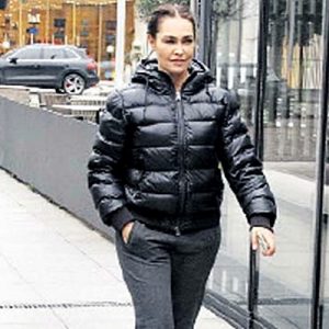 ‘Muhteşem Yüzyıl Kösem’de rol alan Hülya Avşar, arkadaşlarıyla yemekteydi. Kapıdaki