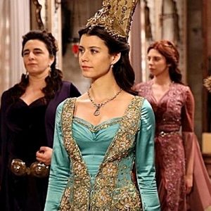 ‘Muhteşem Yüzyıl Kösem’, akşamüstü tekrar bölümleri yayınlanan ‘Arka Sokaklar’ın da