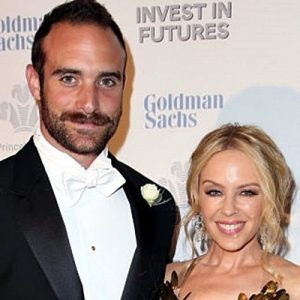 47 yaşındaki Minogue 28 yaşındaki aktör sevgilisi Joshua Sasse ile