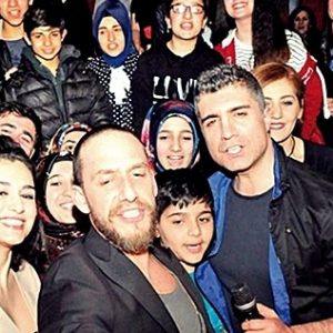 Özcan Deniz’in yapımcılığını üstlendiği ‘Her Şey Aşktan’ filminin galası Bursa’da