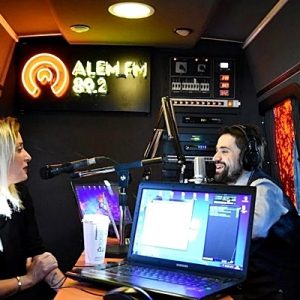 Alem FM’in sevilen programı Adem Metan Show’a konuk olan ünlü