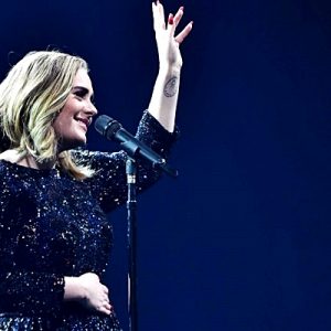 Ünlü İngiliz şarkıcı Adele, oğlunun babası Simon Konecki ile evlendiğini