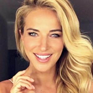 Ünlü sunucu Burcu Esmersoy’a geçtiğimiz gün Akmerkez’de görüntülendi. Her zaman