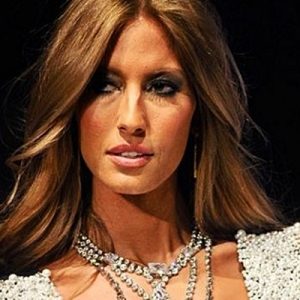 Ünlü model Çağla Şıkel, çocuklarına aldığı bir örümcek adam balonuyla