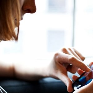 Her modelinde yeni bir özellik eklenen cep telefonlarımızla kaç kişi