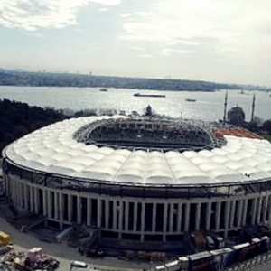 Vodafone Arena’da futbol oynanacak alandaki zemin düzenleme çalışmalarında sona yaklaşıldı.