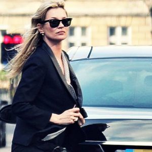 Ünlü İngiliz süper model Kate Moss’un sattığı Mercedes’te ‘gizemli beyaz