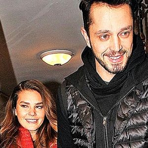 Yakışıklı şarkıcı, güzel oyuncudan bağlı bulunduğu menajerlik şirketini değiştirmesini istedi.
