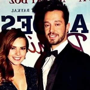 Murat Boz’un dün canlı yayında aşkını anlattığı sevgilisi Aslı Enver’den