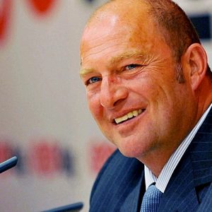 Mustafa Koç’un, tedavi ettirdiği fok balığı Badem ile birlikte heykeli