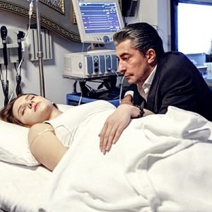 Başrollerini Erkan Petekkaya Ebru Özkan, Barış Falay, Cemal Hünal, Nursel