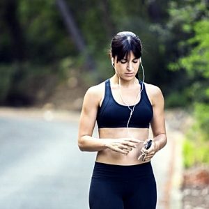 Spor yaparken birçok kişi müzik dinler, kulüplerde ritmik şarkılar çalınır.
