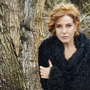 Zuhal Olcay, hafızalardan silinmeyen 9 Türkçe Pop şarkısını yeniden yorumladığı,