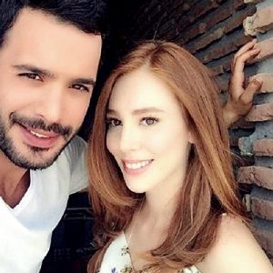 ‘Kiralık Aşk’ta oynayan Barış Arduç, Akmerkez’deydi. Partneri Elçin Sangu ile