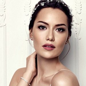 Fahriye Evcen, güzellik elçisi olduğu L’Oréal Paris markası için objektif