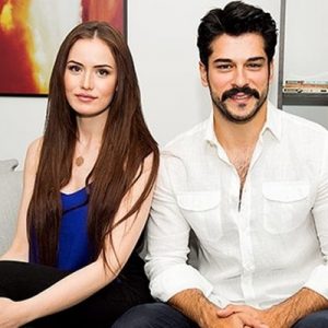 Bir reklam kampanyasının basın toplantısında konuşan ünlü oyuncu Fahriye Evcen,