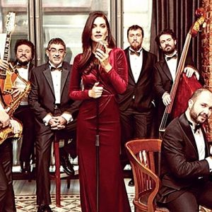 Aykut Gürel’e kendisini emanet eden Bergüzar Korel, ünlü yorumcunun eserlerine