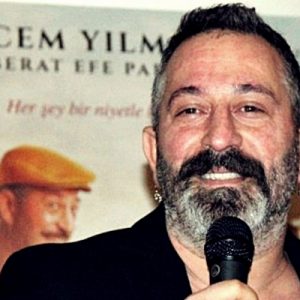 Komedyen Cem Yılmaz, yapımcılığını üstlendiği, aynı zamanda oyuncu kadrosunda yer