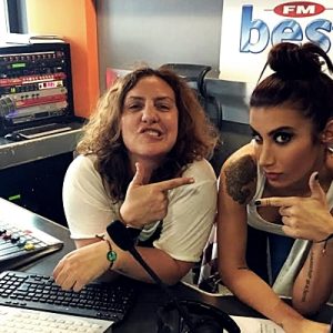 Pop müziğin genç ismi İrem Derici, Best Fm’de Yasemin Şefik’in