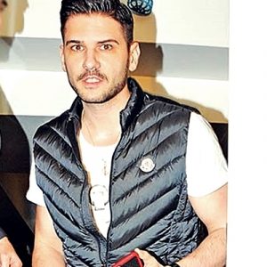 Tolgahan Sayışman, arkadaşlarıyla birlikte Eftelya’daydı. Almeda Abazi ile yaşadığı aşkla