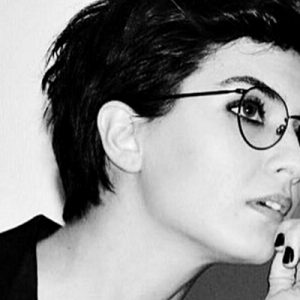 Tuba Büyüküstün’den yeni poz. Tuba Büyüküstün, kısacık kestirdiği saçlarıyla poz