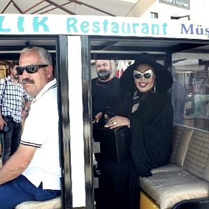 Marmaris’te sahibi olduğu denize sıfır bir arsa ile iki mülkünü