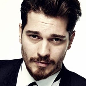 Çağatay Ulusoy fotoğraf paylaşımıyla sosyal medyayı salladı. Sevilen oyuncu Çağatay