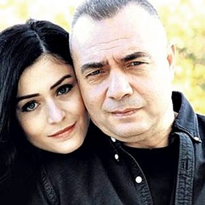 Eşkiya Dünyaya Hükümdar Olmaz dizisinin setinde tanıştığı Deniz Çakır ile