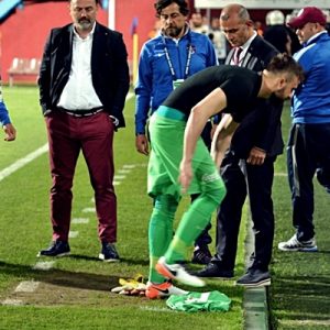 Trabzonspor-Fenerbahçe maçının, sahaya taraftarlar girmesi nedeniyle durmasının ardından bir şok