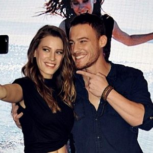 Mavi markasının tanıtım yüzü olan Kerem Bursin-Serenay Sarıkaya çifti Mavi
