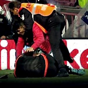 Trabzonspor-Fenerbahçe maçının son dakikalarında sahaya giren bir taraftar maçın 6.