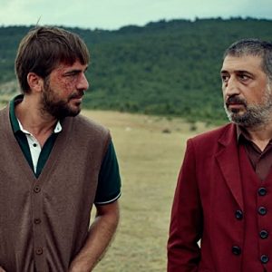 Mete Sözer’in yönetmenliğini üstlendiği; Engin Altan Düzyatan, Cem Davran, İlyas
