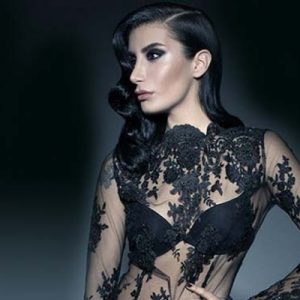 İrem Derici, ünlü söz yazarı ve sanatçı meslektaşı Sinan Akçıl’ı