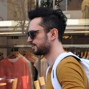 Nişantaşı sokaklarında yürürken objektiflere yansıyan Murat Boz, fit vücuduyla dikkat