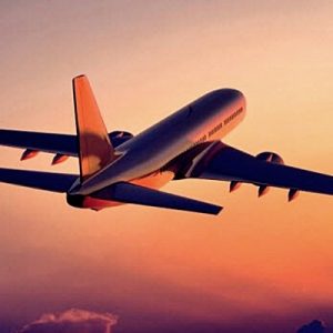 Uçaktaki sistemlerin doğru çalışmasını engellediği için kullanımı yasaktır. Ancak bu