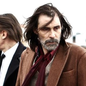 Serdar Akar’ın yönetmenliğinde, başrollerinde Erdal Beşikçioğlu,Yasemin Allen, Melis Birkan, Saygın