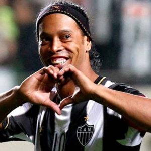 Ronaldinho’ya 1 yıl uzatma opsiyonlu 1 yıllık transfer teklifi yapan