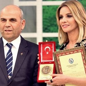 Geçtiğimiz günlerde Mehmetçik Vakfı’na bir araba bağışlayacağını söyleyen Esra Erol