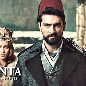 Muhabirlikten eğitim alarak sahne ve beyaz perde de oyunculuk hayatına